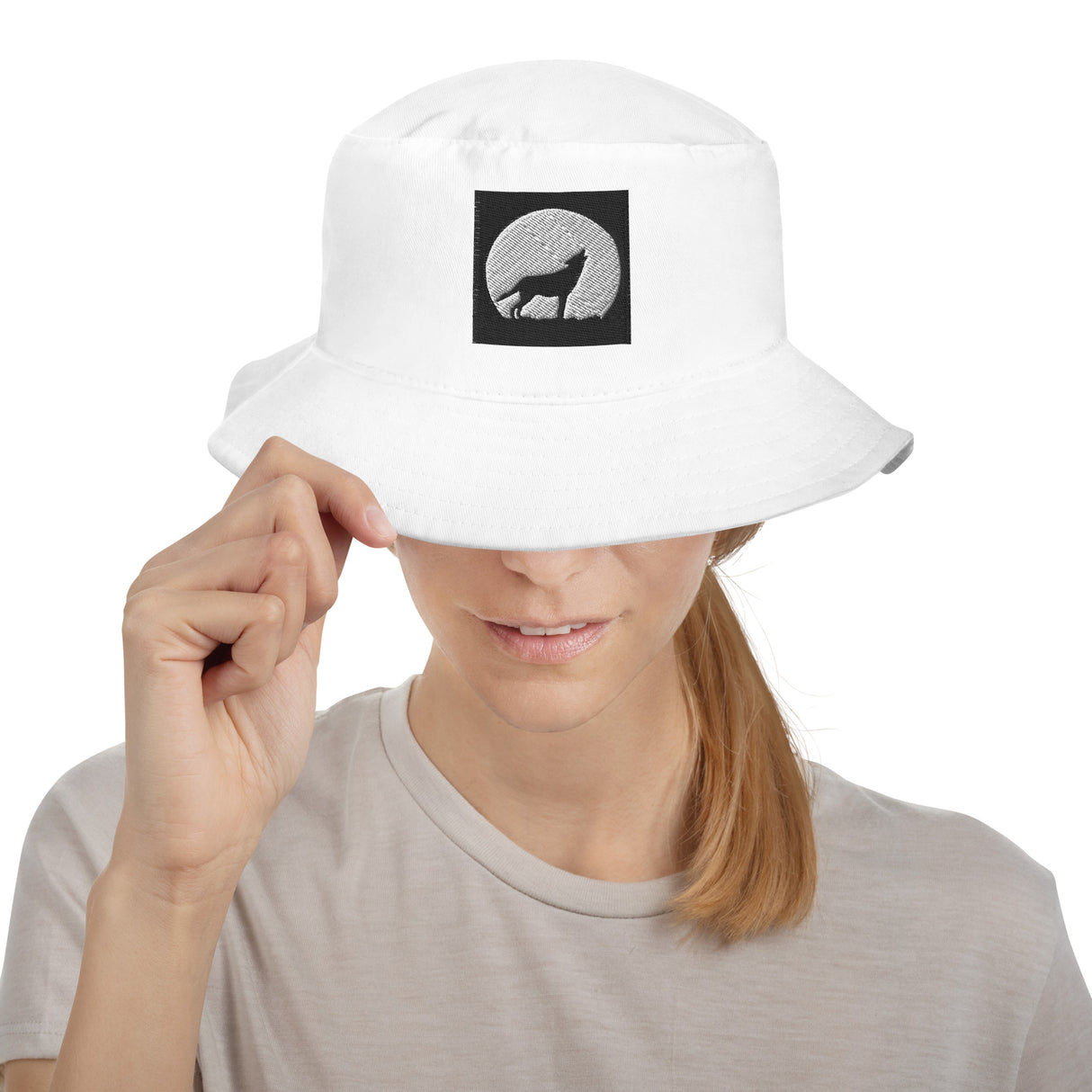 WOLF HOWL BUCKET HAT